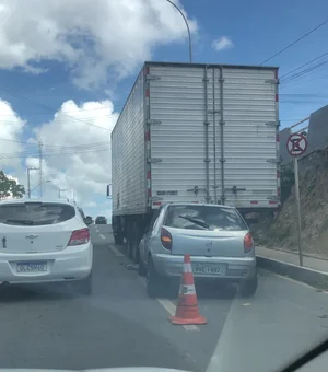 Colisão entre carro e caminhão complica o trânsito na Avenida Leste-Oeste, em Maceió