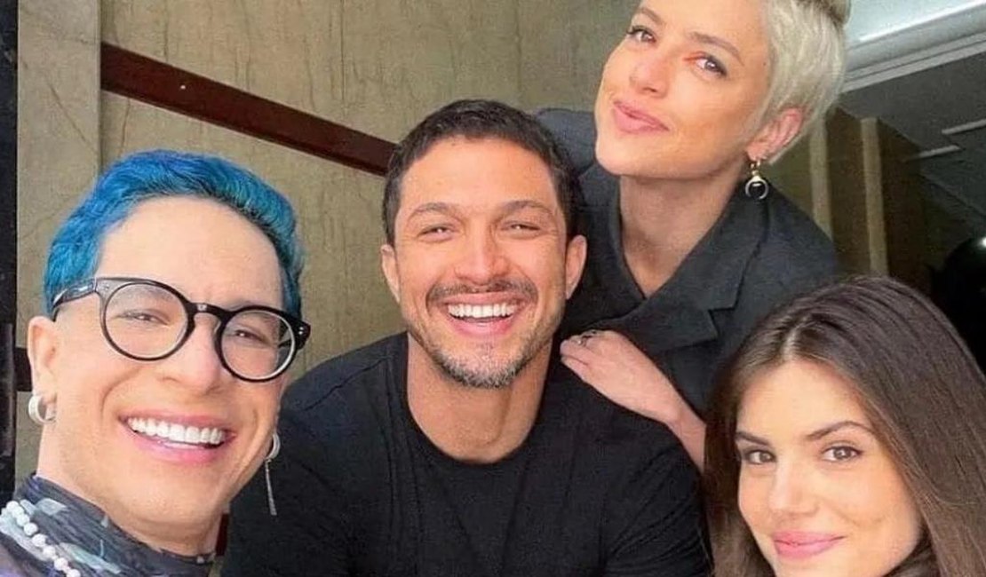 Rainer Cadete relembra clique raro com elenco nos bastidores de 'Verdades Secretas 2': ''Saudades''