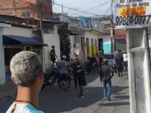 Homem com camisa do CSA é espancado por grupo no bairro do Jacintinho