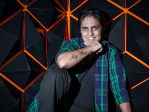 Thammy usa barba em festa e diz: 'Podem começar a me tratar no masculino'