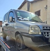 DMTT flagra crianças trancadas em carro suspeito de transporte irregular em Maceió