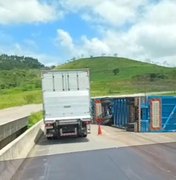 Caminhão canavieiro tomba e interdita faixa da BR-101 em Jequiá da Praia