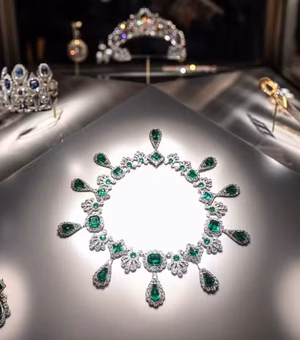 Dois suspeitos confessam roubo de joias da coroa francesa no Louvre