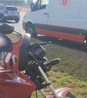 Idoso fica ferido em acidente entre carro e moto no trevo do BPRv,  em Arapiraca