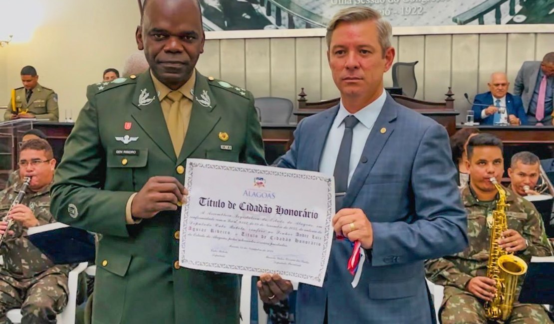 Cabo Bebeto entrega título de Cidadão Honorário de Alagoas ao general André Luiz Aguiar Ribeiro