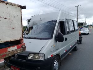 [Vídeo] Transporte complementar colide em caminhão com carga de botijão de gás 