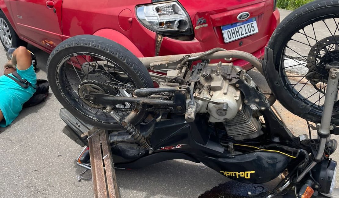 Acidente entre carro e moto deixa uma pessoa ferida no bairro Perucaba, em Arapiraca