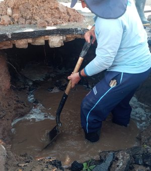 Vazamento de água faz asfalto ceder e preocupa moradores em Arapiraca