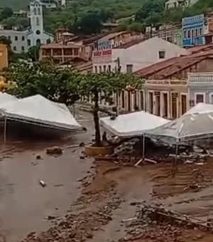 Fezes de animais contaminam água para consumo após fortes chuvas em Piranhas