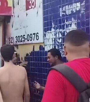 Homem discute com mulher, dá facada em outro homem e é contido por populares no Jacintinho