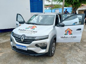 Prefeito Júlio Cezar entrega carro 0km para o Programa Melhor em Casa