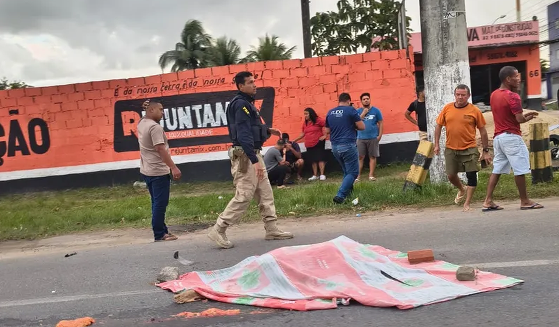 Jovem de 26 anos morre após colisão entre moto e caminhão no Eustáquio Gomes