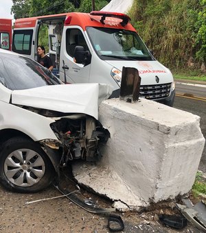 Carro colide com estrutura de concreto na Avenida Leste-Oeste