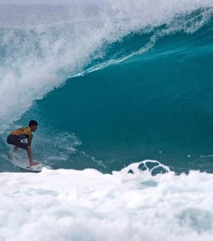 Medina é bicampeão mundial de surfe após se classificar à final em Pipeline