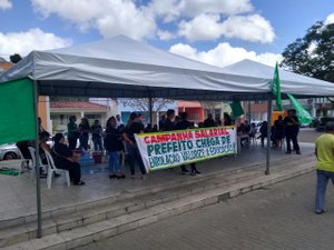 Professores de Viçosa fazem ato contra salários atrasados e pedem reajuste