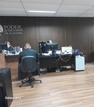 Durante julgamento, um dos réus acusados de matar auditor fiscal entra em contradição sobre versão do crime