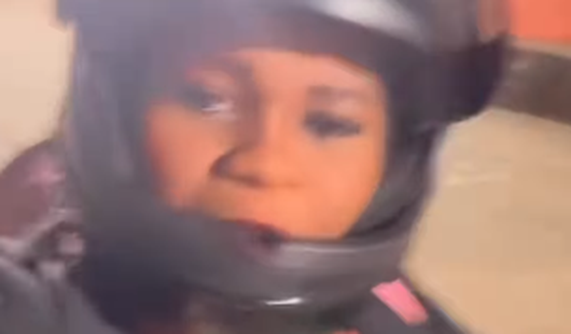 Mãe viraliza ao pilotar moto sozinha até a maternidade para dar à luz