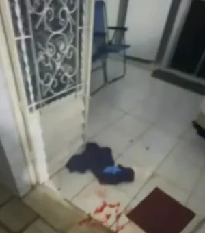 Jovem morre queimado e mulher fica gravemente ferida em incêndio dentro de kitnet em Maceió