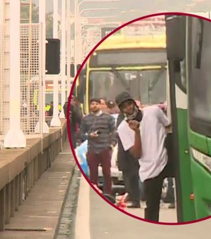 Sequestrador de ônibus na Ponte Rio-Niterói usava arma falsa, diz PM