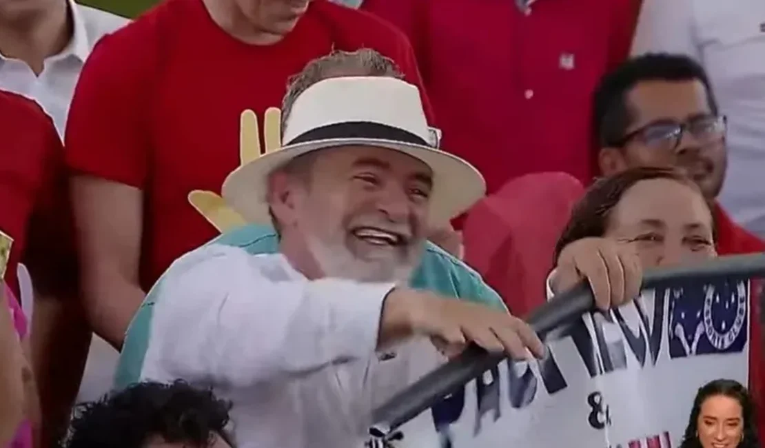 Sósia de Lula chama atenção durante evento do Minha Casa, Minha Vida, em Maceió