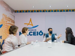 Prefeito JHC recebe estudante do SESI finalista do Nobel da Educação e discute parcerias