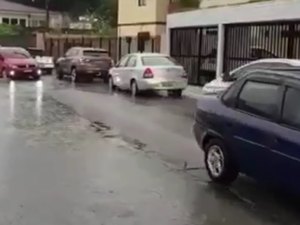 [Vídeo] Motoristas furam os pneus ao passarem por rua no bairro do Farol