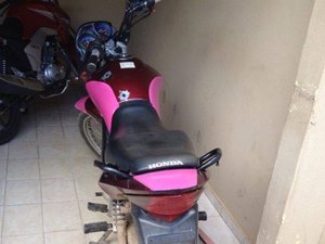 Polícia prende homem com moto roubada