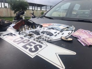 Polícia apreende drogas, arma e munições dentro de casa em Penedo