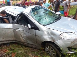 Motorista ignora lombada e carro fica destruído na AL-101