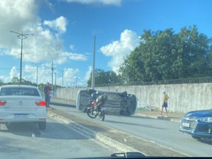 Carro perde controle, derruba poste e capota no Eixo Quartel, em Maceió
