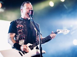 Show do Metallica tem fãs no palco, falhas no som e interrupção