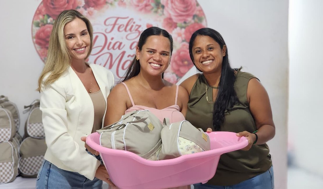 Prefeitura de Jequiá da Praia entrega enxovais para futuras mamães