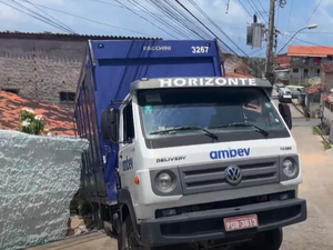 Motorista perde controle e caminhão invade residência em Ipioca