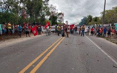 Cerca de 150 manifestantes bloqueiam BR-104, em Atalaia
