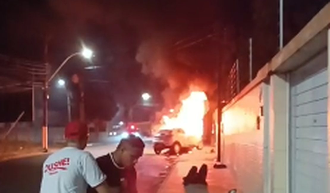 [Vídeo] Carro pega fogo após colidir contra muro de residência em Penedo