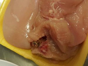 Ao voltar do mercado, mulher encontra bala de revólver dentro de frango