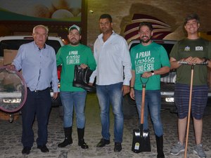 Governo de Alagoas entrega EPI?s para limpeza de óleo em Maragogi