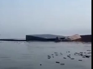 Caixas com iPhones e perfumes são encontradas à deriva após naufrágio de navio no Estreito de Ormuz