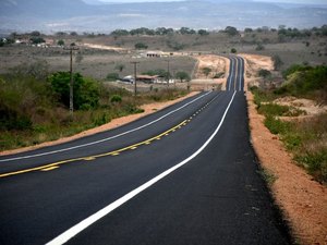 Renan Filho destaca parceria com bancada federal durante entrega de obra no Sertão