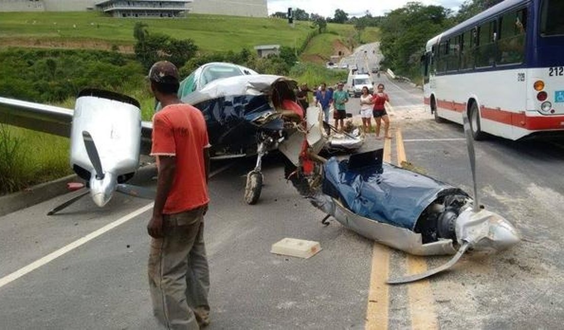 Bimotor sofre pane e faz pouso forçado em rodovia de SP