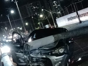 Carro colide com poste na Avenida Comendador Gustavo Paiva, em Jacarecica
