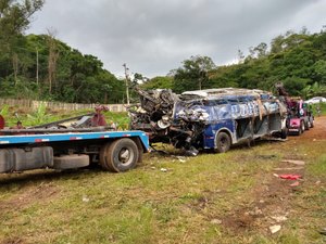 Ônibus que caiu de viaduto é retirado de linha férrea 24 horas após acidente