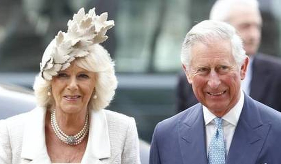 Príncipe Charles e Camilla recebem vacina contra a covid-19