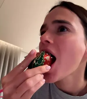 Bruna Marquezine prova morango do amor de R$ 2 mil: 'Da até dó de comer'