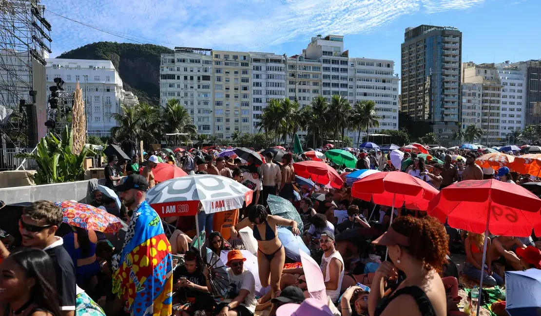 Fãs de Lady Gaga acampam nas areias de Copacabana para ver show