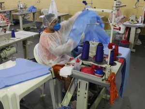 Reeducandos confeccionam máscaras e aventais para profissionais de saúde