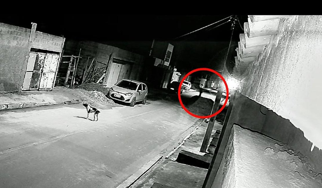 Polícia divulga imagens de suspeito de latrocínio contra idosa em Marechal Deodoro