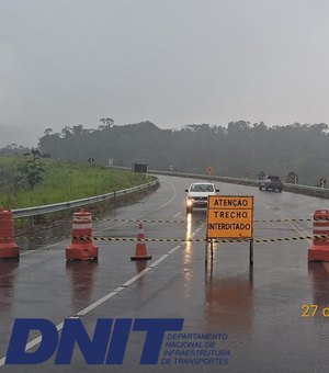 DNIT inicia limpeza na BR-416 após queda de rochas na Serra da Catita