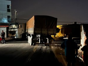 Carreta derruba muro de terreno e atinge poste de condomínio residencial em Santana do Ipanema