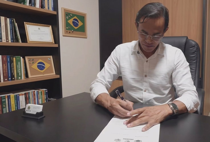 Educação valorizada: prefeito Marcos Silva sanciona lei que concede reajuste com efeito retroativo aos servidores da educação; ação beneficia servidores ativos, aposentados e pensionistas